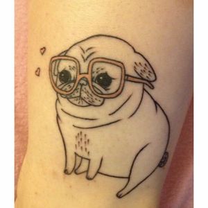 Pugzineo tristineo! :( Sabe quem fez essa tattoo? Então conta pra gente! #Pug #pugtattoo #dogtattoo #dog #cachorro #cachorrotattoo
