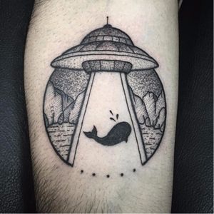 Abução #PedroVeloso #brazilianartist #tatuadoresdobrasil #brasil #brazil #blackwork #ovni #et #alien #whale #baleia #montanha #hill #nave #spaceship #pontilhismo #dotwork