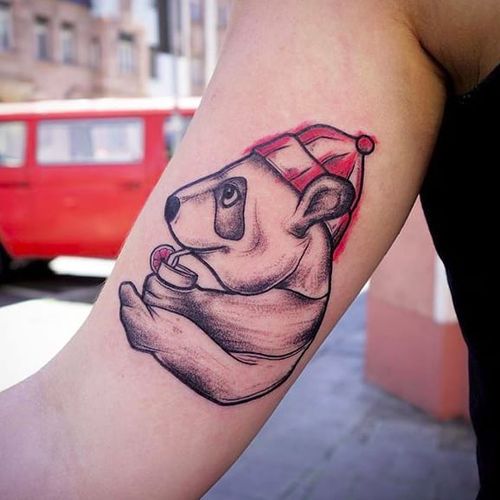 Chilled out bear wearing a hat by Hackepeter (via IG -- hackepeter_tattoo) #hackepeter #bear #beartattoo #bearswearinghats #bearswearinghatstattoo