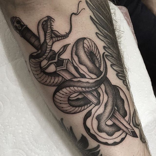 Dagger Snake Tattoo por Gianluca Fusco #snake # dagger #blackandgrey #blackandgreyart #fineline #blackandgreyartist #GianlucaFusco