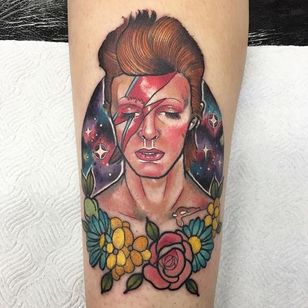 Tatuaje de David Bowie por Ashley Luka