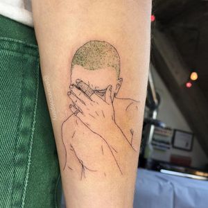 Frank Ocean tattoo by Shannon Perry #ShannonPerry #musictattoos #fineline #portrait #minimal #portrait #FrankOcean #music #rapper #singer #famous #icon #tattoooftheday