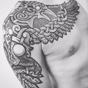Belíssimo corvo #SeanParry #viking #nordic #nordico #vikingstyle #tatuagemviking #culturanordica #mitologianordica #blackwork #dotwork #pontilhismo #corvo #raven #odin