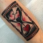 Traditional American style tattoo by Jeroen Van Dijk. #JeroenVanDijk #Amsterdam #traditionalamerican #traditional #hourglass #lovers #kiss #kissing