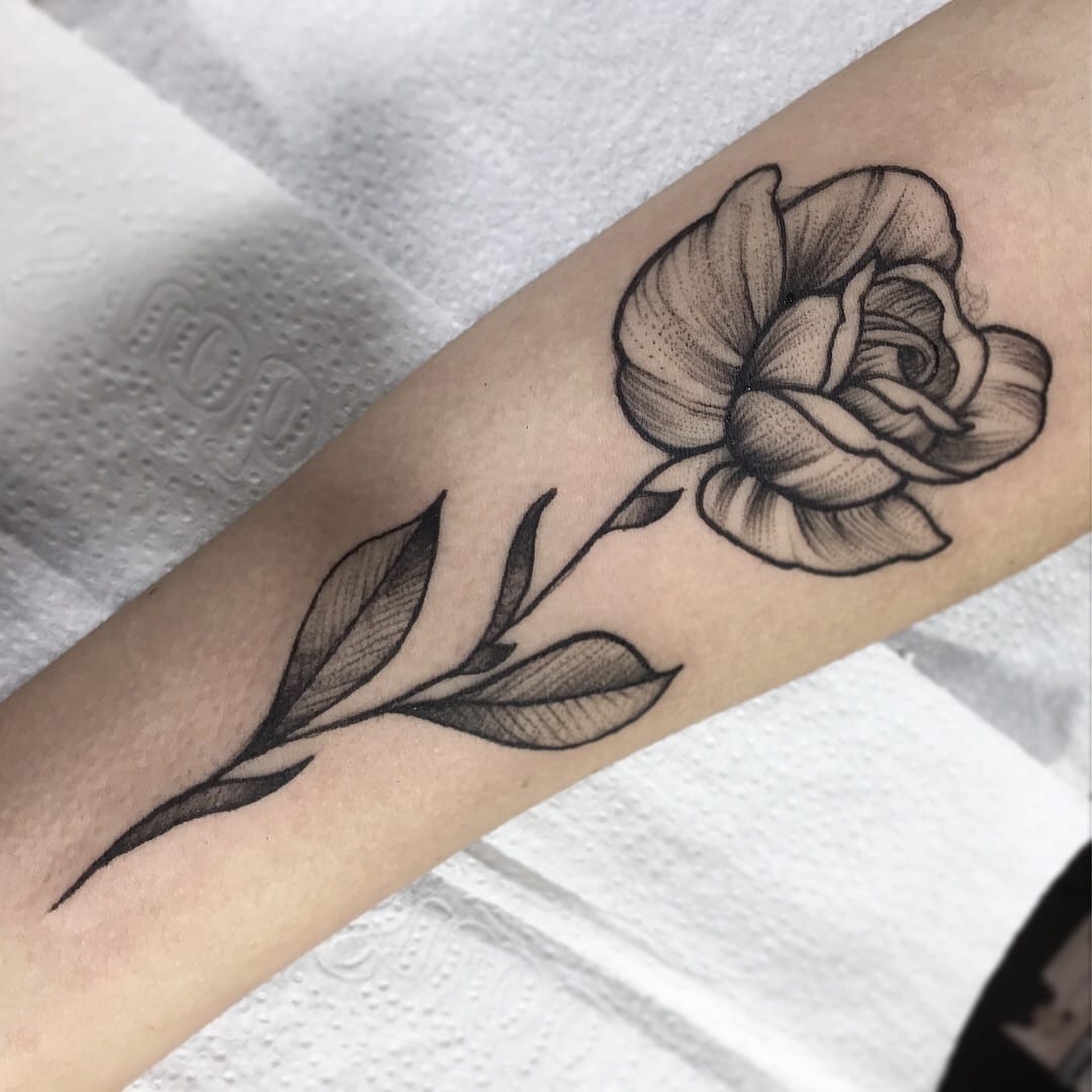 Tattoo uploaded by Andrade Ink Tattoo e Piercing • Tatuagem de rosa na mão  #rose #rosetattoo #hand #handtattoo • Tattoodo