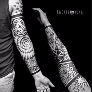 Superb sleeve by Rachel M. Köng #RachelMKöng #geometric #dotwork #blackwork #ornamental