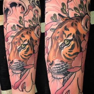 Tiger and peony tattoo by Vale Lovette #ValeLovette #color #Artnouveau #Japanese #neotraditional #mashup #tiger #junglecat #peony #flower #floral #waves