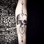 Por Torra Tattoo #TorraTattoo #brasil #brazil #brazilianartist #tatuadoresdobrasil #blackwork #ornamental #skull #caveira #cranio #fineline #flecha #arrow #pontilhismo #dotwork