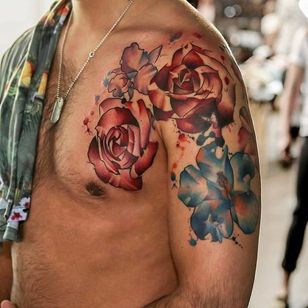 Precioso tatuaje de flores en estilo acuarela de Georgia Gray.  #ilustrativo #incompleto #acuarela # GeorgiaGray #flor