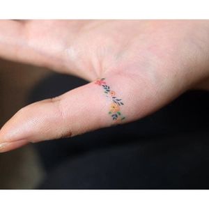 Floral micro-tattoo by Zihee. #Zihee #JiheeKim #flower #floral #subtle #micro #microtattoo #tiny #feminine #mini #southkorean