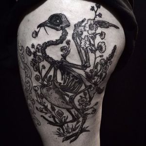Tattoo por Marcus Sirtoli! #MarcusSirtoli #tatuadoresbrasileiros #tatuadoresdobrasil #tattoobr #Poá #blackwork #esqueleto #bird #flower #flores #pássaro #skeleton #deadbird #passaromorto