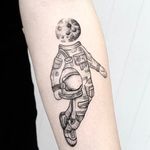 Astronaut tattoo by Hannah Nova Dudley #HannahNovaDudley #astronaut #space #moon (Photo: Instagram)