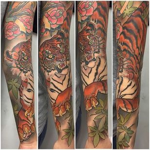Tatuaje de manga de tigre por Hamish Mclauchlan #tiger #neotraditionaltiger #neotraditionalanimal #animal #neotraditional #HamishMclauchlan