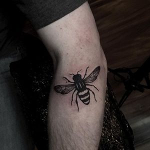 Sam Barber tattooed this Manchester Bee on her father. (Via IG sambarbertattoo) #ManchesterTattooAppeal