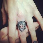 Finger tattoo, artist unknown. #tigertattoo #tiger #minitattoo #subtle