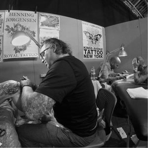 Master tattooers Henning Jorgensen (Royal Tattoo) and Mike Rubendall (Kings Avenue) work side by side at the 2015 London Tattoo Convention. Photo by Jessica Paige for Tattoodo. #londontattooconvention #mikerubendall #HenningJorgensen
