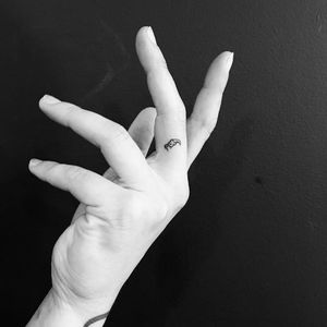 Super minimal claw tattoo by Evan Kim #claw #fingertattoo #linework #dotshading #blackwork #evantattoo #evankim #West4Tattoo #nyc