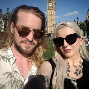 Ed Taemets and Abby Drielsma in front of Big Ben (IG—edtaemets). #blackandgrey #EdTaemets #roses