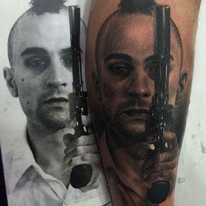 Rad portrait of Robert De Niro as Travis, the taxi driver. Amazing tattoo by Fredy Tomas. #FredyTomas #ExoticTattoo #realistictattoo #RobertDeNiro #travis #taxidriver