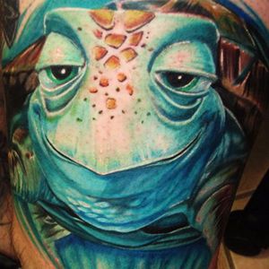 Sabe quem fez essa tatuagem? Conte pra gente nos comentários. #FindingNemo #FindingDory #ProcurandoNemo #ProcurandoDory #Crush #turtle #tartaruga #colorful #colorida #realismo #realística #portrait