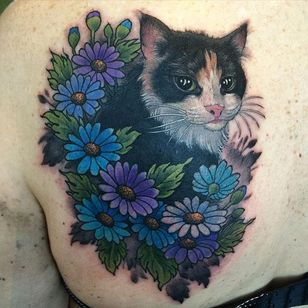 Querido gato escondido en las flores.  Por Crispy Lennox.  #gato #flores #neotradicional #estilorealismo #CrispyLennox