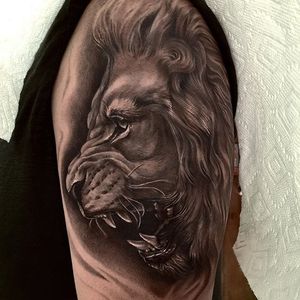 Roaring lion by Jamie Mahood. #blackandgrey #realism #JamieMahood #lion #bigcat #feline