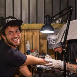 O vocalista da banda Jamz fazendo sua tatuagem no dia da inauguração! #Tattoaria #TattoariaHouse #estudio #estudioconceito #barbearia #bar #grill #brasil