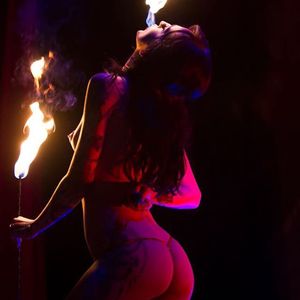 The amazing Emma Vauxdevil (via IG-vauxdevil) #performer #wcw #artist #swordswallower #firebreather #fireeater #sideshow #burlesque