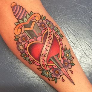 Tatuaje de daga de corazón tradicional por Sarah K. #SarahK #girly #traditional #dolk #flower #heart #heartdolk