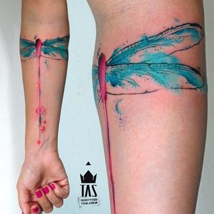 Dragonfly Tattoo by Rodrigo Tas #WatercolorTattoos #WatercolorTattoo #WatercolorArtists #Watercolor #Brazil #BrazilianTattooArtists #RodrigoTas #dragonfly
