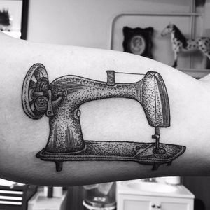 Sewing Machine design by Rochelle Marion #sewingmachine #traditional #vintagetattoos #RochelleMarion #vintage