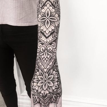Beautiful ornamental by Raimundo Ramirez #RaimundoRamirez #blackandgrey #blackwork #linework #dotwork #mandala #ornamental #pattern #flowers #leaves #tattoooftheday