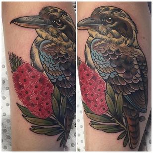 Tatuaje neotradicional de kookaburra de Ebony Mellowship.  #neotradicional #EbonyMellowship #pájaro #flor #kookaburra