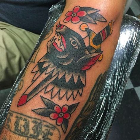 Espada a través de la cabeza de un lobo.  Fantástico tatuaje del cuidador Jake.  #JanitorJake #HatCityTattoo #traditional #fat tattoos #sword #wolfhead