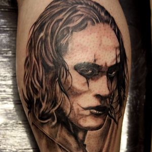 Toda amargura de Eric Draven estampada nessa tatuagem. #GilesTwigg #ocorvo #thecrow #brandonlee #ericdraven #blackandgrey #pretoecinza