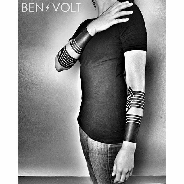 Una foto de unos maravillosos tatuajes blackwork a juego de Ben Volt (IG - benvolt).  #BenVolt #blackwork #Fed # axilas #negativespace