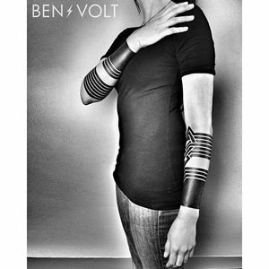 A shot of somewonderful matching blackwork tattoos by Ben Volt (IG—benvolt). #BenVolt #blackwork #Bold #forearm #negativespace