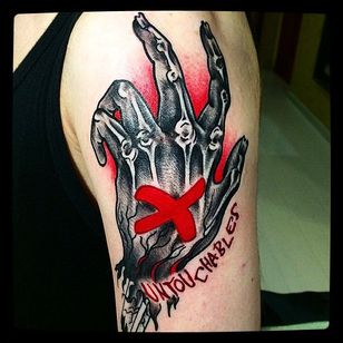 Tatuaje de mano por @Capratattoo #Capratattoo #traditional #black #red #SkullfieldTattoo #handtattoo #bones #blackandred #Untouchables