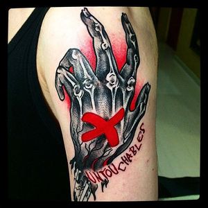 Hand Tattoo by @Capratattoo #Capratattoo #traditional #black #red #SkullfieldTattoo #handtattoo #bones #blackandred #Untouchables