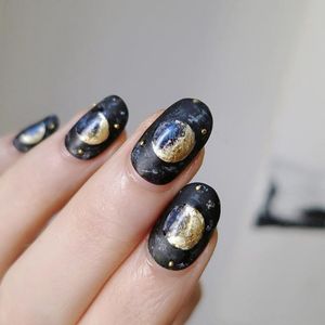Moon Phases by Lady Crappo (via IG-ladycrappo) #nailart #artist #art #moon #moonphase #nightsky #ladycrappo