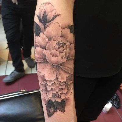 Black and grey peony by Juan Puente #JuanPuente #blackandgrey #peony #floral #japanese #tattoooftheday