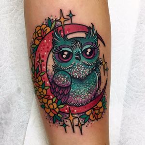 Sparkle Owl by Roberto Euán #RobertoEuan #color #newtraditional #owl #bird #feathers #wings #roses #stars #moon #sparkle #glitter #cute #tattoooftheday