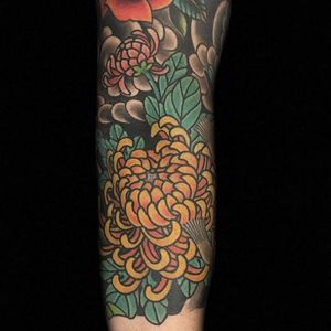 Sleeve details by Henning Jorgensen #HenningJorgensen #japanese #chrysanthemum #flower #color #tattoooftheday