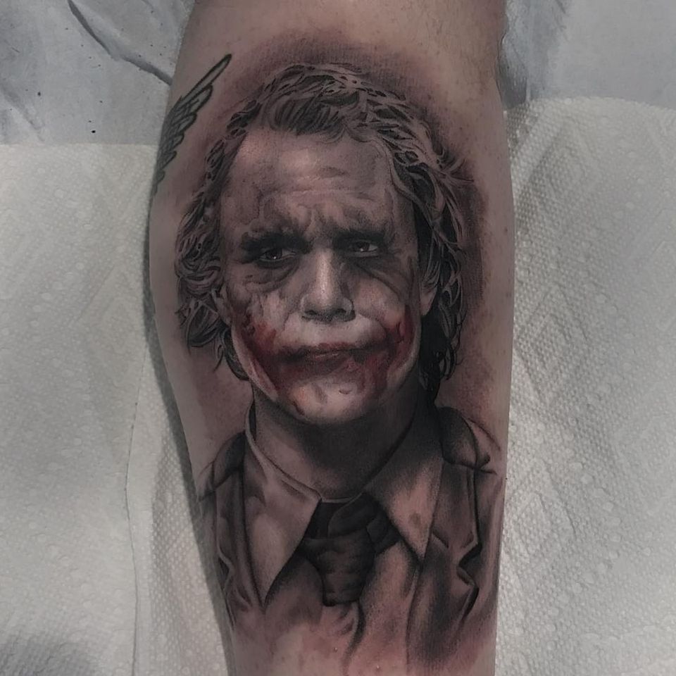 Un retrato de Heath Ledger como el Guasón por Ryan Mullins (IG — Ryan Mullinsart).  #gris negro #retrato #realismo #RyanMullins #The Joker