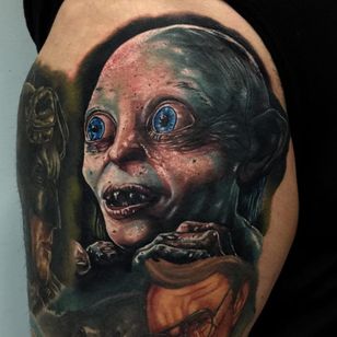 ¡Mi precioso!  por Audie Fulfer Jr.  (Vía IG - audie_tattoos) #AudieFulfer #realismo #Gollum #LTTR