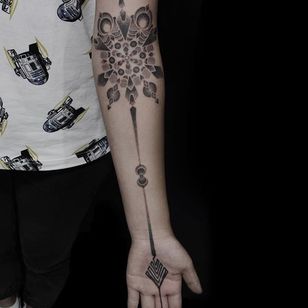 Un tatuaje de blackwork extremadamente poco convencional de Kenji Alucky (IG - black_ink_power).  #blackwork #geométrico #KenjiAlucky #minimalista # adornado