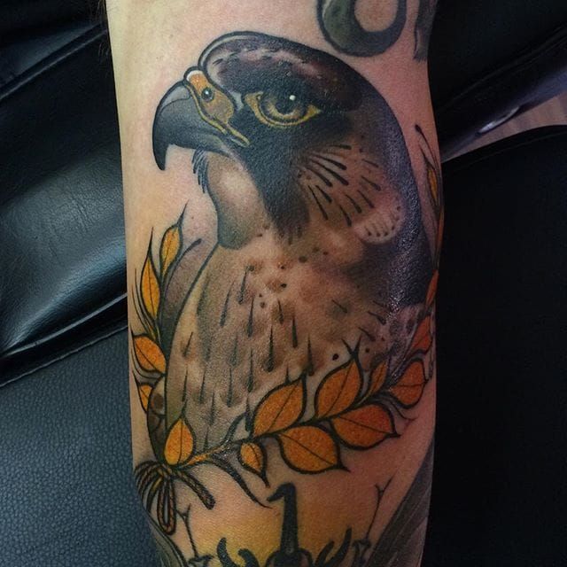 Tatuaje de halcón neo tradicional de Jasmin Austin.  #neotradicional # pájaro #falk #birdhead #JasminAustin