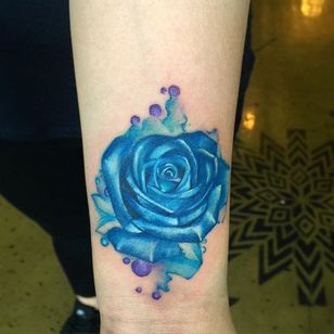 Tatuaje de una rosa en acuarela de June Jung.  #acuarela #flor #rosa #JuneJung #bluerose