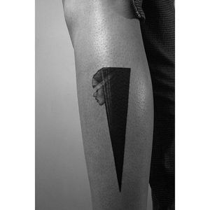 Pointillism tattoo by Pawel Indulski. #PawelIndulski #pointillism #dotwork #geometric #negativespace #woman