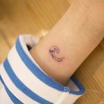 ‘The Great Wave off Kanagawa’ tattoo by Sol. #sol #soltattoo #microtattoo #subtle #mini #thegreatwaveoffkanagawa #hokusai #japanese #greatwaveoff #woodblock #traditional #iconic #fineart #mtfuji #wave